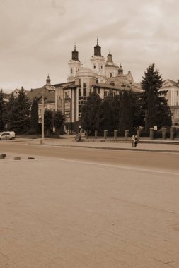 Eski şehrin tarihi kısmı. Eski kasaba, merkez cadde. Dönüşüm Katedrali.. 