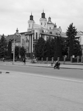 Eski şehrin tarihi kısmı. Eski kasaba, merkez cadde. Dönüşüm Katedrali.. 