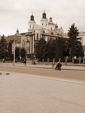 Eski şehrin tarihi kısmı. Eski kasaba, merkez cadde. Dönüşüm Katedrali.. 