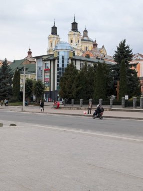 Eski şehrin tarihi kısmı. Eski kasaba, merkez cadde. Dönüşüm Katedrali.. 