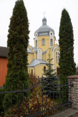 Kenar mahallelerdeki kilise. Kutsal Bakire 'nin Doğuşu Kilisesi.