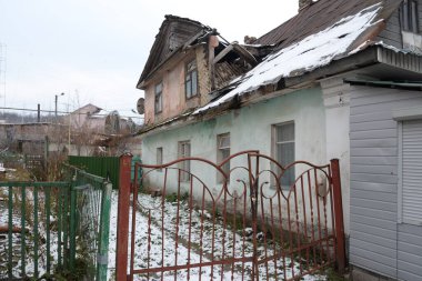 Ukrayna köyündeki ahşap ev. Ormanın kıyısındaki köy. 