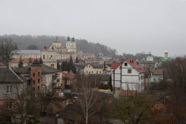 Eski şehrin üzerinde sis. Eski şehrin tarihi kısmı. Eski kasaba, merkez cadde. Dönüşüm Katedrali. St. Stanislaus Katolik Kilisesi. Nicholas Katedrali (Fransisken Manastırı). Eski büyük kilise. 