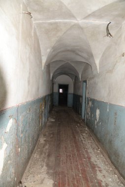 Terk edilmiş eski koridor