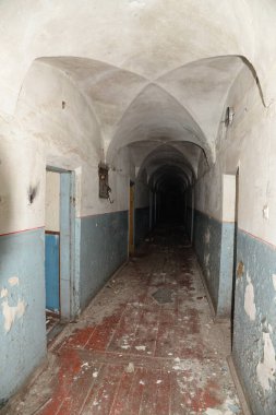 Terk edilmiş eski koridor