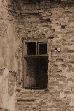 Eski terk edilmiş binada harap