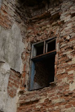 Eski terk edilmiş binada harap