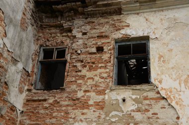 Eski terk edilmiş binada harap