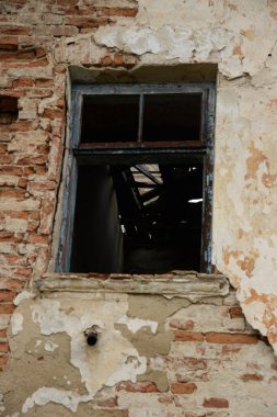 Eski terk edilmiş binada harap