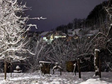 Eski şehrin üzerinde kış akşamı