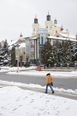 Eski şehrin tarihi kısmı. Eski kasaba, merkez cadde. Dönüşüm Katedrali..