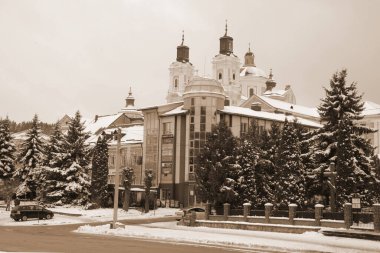 Eski şehrin tarihi kısmı. Eski kasaba, merkez cadde. Dönüşüm Katedrali..