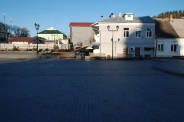 Dikenli, mavi veya Colorado ladin (Picea pungens Engelm. Eski şehrin tarihi kısmı. Eski şehrin küçük bir sokağı. Eski kasabanın yeni meydanı.