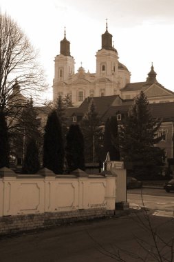 Eski şehrin tarihi kısmı. Eski kasaba, merkez cadde. Dönüşüm Katedrali.. 