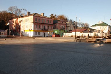 Dikenli, mavi veya Colorado ladin (Picea pungens Engelm. Eski şehrin tarihi kısmı. Eski şehrin küçük bir sokağı. Eski kasabanın yeni meydanı.