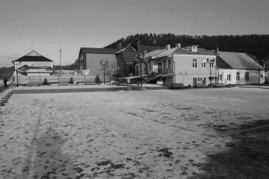 Dikenli, mavi veya Colorado ladin (Picea pungens Engelm. Eski şehrin tarihi kısmı. Eski şehrin küçük bir sokağı. Eski kasabanın yeni meydanı.
