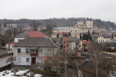 Eski şehrin üzerinde sis. Eski şehrin tarihi kısmı. Eski kasaba, merkez cadde. Dönüşüm Katedrali.. 