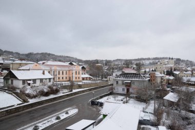 Eski şehrin üzerinde sis. Eski şehrin tarihi kısmı. Eski kasaba, merkez cadde. Dönüşüm Katedrali.. 