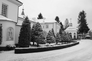 Manastır Epifani Manastırı. Harika bir kilise. Akşamüstü şehrin yeni yıl arifesi.