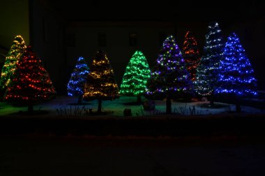 Manastır Epifani Manastırı. Harika bir kilise. Akşamüstü şehrin yeni yıl arifesi.