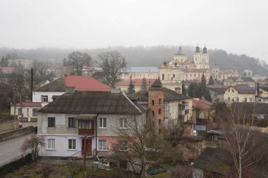 Eski şehrin üzerinde sis. Eski şehrin tarihi kısmı. Eski kasaba, merkez cadde. Dönüşüm Katedrali.. 