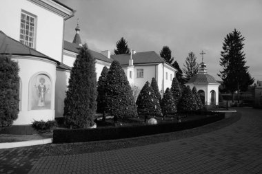 Manastır Epifani Manastırı. Harika bir kilise. Akşam şehrin yeni yıl arifesi.