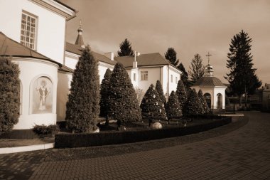 Manastır Epifani Manastırı. Harika bir kilise. Akşam şehrin yeni yıl arifesi.