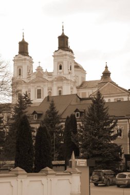 Eski şehrin tarihi kısmı. Eski kasaba, merkez cadde. Dönüşüm Katedrali..