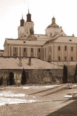 Eski şehrin tarihi kısmı. Eski kasaba, merkez cadde. Dönüşüm Katedrali..