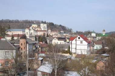 Eski şehrin tarihi kısmı. Eski kasaba, merkez cadde. Dönüşüm Katedrali. St. Stanislaus Katolik Kilisesi..