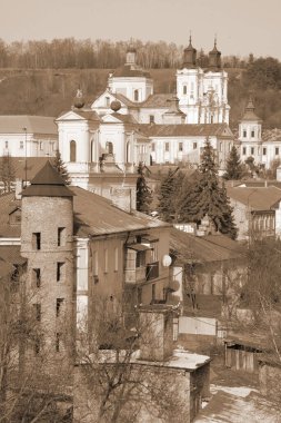 Eski şehrin tarihi kısmı. Eski kasaba, merkez cadde. Dönüşüm Katedrali. St. Stanislaus Katolik Kilisesi..