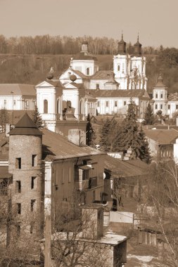 Eski şehrin tarihi kısmı. Eski kasaba, merkez cadde. Dönüşüm Katedrali. St. Stanislaus Katolik Kilisesi..