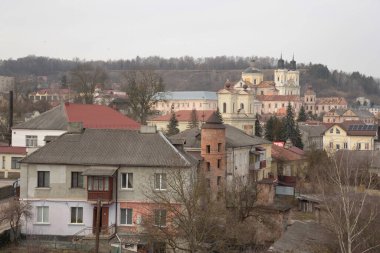 Eski şehrin tarihi kısmı. Eski kasaba, merkez cadde. Dönüşüm Katedrali. St. Stanislaus Katolik Kilisesi..