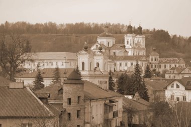Eski şehrin tarihi kısmı. Eski kasaba, merkez cadde. Dönüşüm Katedrali. St. Stanislaus Katolik Kilisesi..