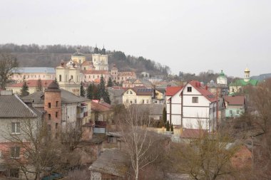Eski şehrin tarihi kısmı. Eski kasaba, merkez cadde. Dönüşüm Katedrali. St. Stanislaus Katolik Kilisesi..