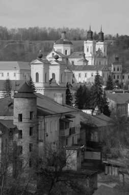 Eski şehrin tarihi kısmı. Eski kasaba, merkez cadde. Dönüşüm Katedrali. St. Stanislaus Katolik Kilisesi..