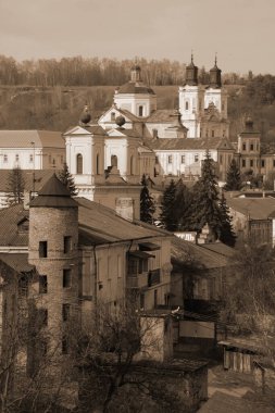 Eski şehrin tarihi kısmı. Eski kasaba, merkez cadde. Dönüşüm Katedrali. St. Stanislaus Katolik Kilisesi..