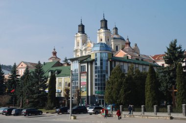 Eski şehrin tarihi kısmı. Eski kasaba, merkez cadde. Dönüşüm Katedrali..