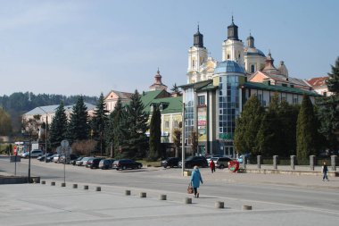 Eski şehrin tarihi kısmı. Eski kasaba, merkez cadde. Dönüşüm Katedrali..