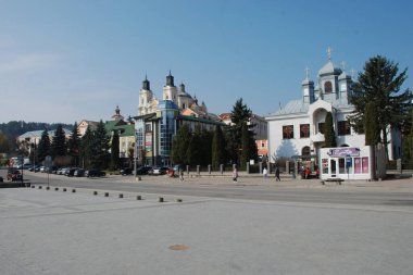 Eski şehrin tarihi kısmı. Eski kasaba, merkez cadde. Dönüşüm Katedrali..