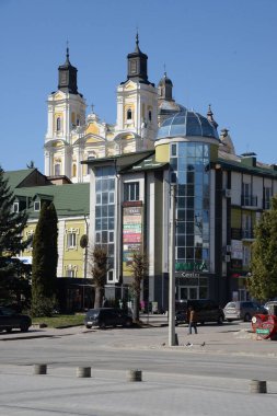 Eski şehrin tarihi kısmı. Eski kasaba, merkez cadde. Dönüşüm Katedrali..