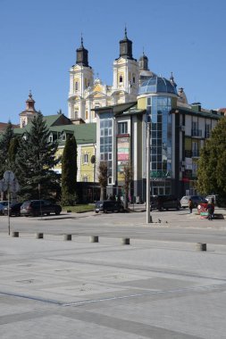 Eski şehrin tarihi kısmı. Eski kasaba, merkez cadde. Dönüşüm Katedrali..