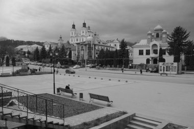 Eski şehrin tarihi kısmı. Eski kasaba, merkez cadde. Dönüşüm Katedrali..