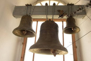Kilise demir çanlar yaptı