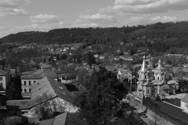 Ukrayna köyündeki ahşap ev. Ormanın kenarındaki köy. Eski ahşap kilise. Kutsal Haç Kilisesi.