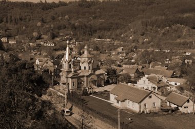 Ukrayna köyündeki ahşap ev. Ormanın kenarındaki köy. Eski ahşap kilise. Kutsal Haç Kilisesi.