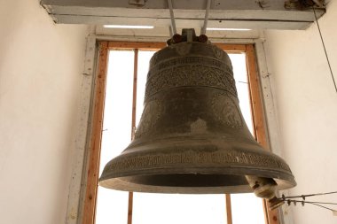 Kilise demir çanlar yaptı