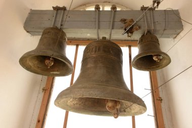 Kilise demir çanlar yaptı