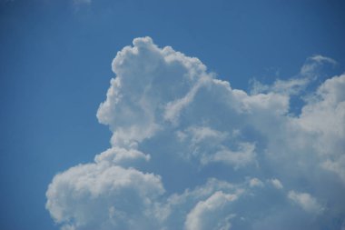 Mavi gökyüzünde beyaz bulut