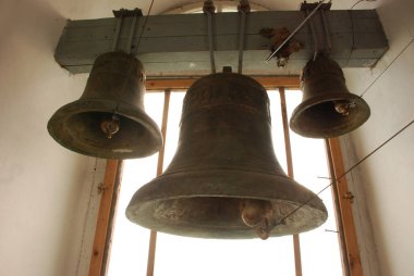 Kilise demir çanlar yaptı